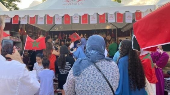 JO 2024 : La flamme olympique fait une halte au stand marocain.